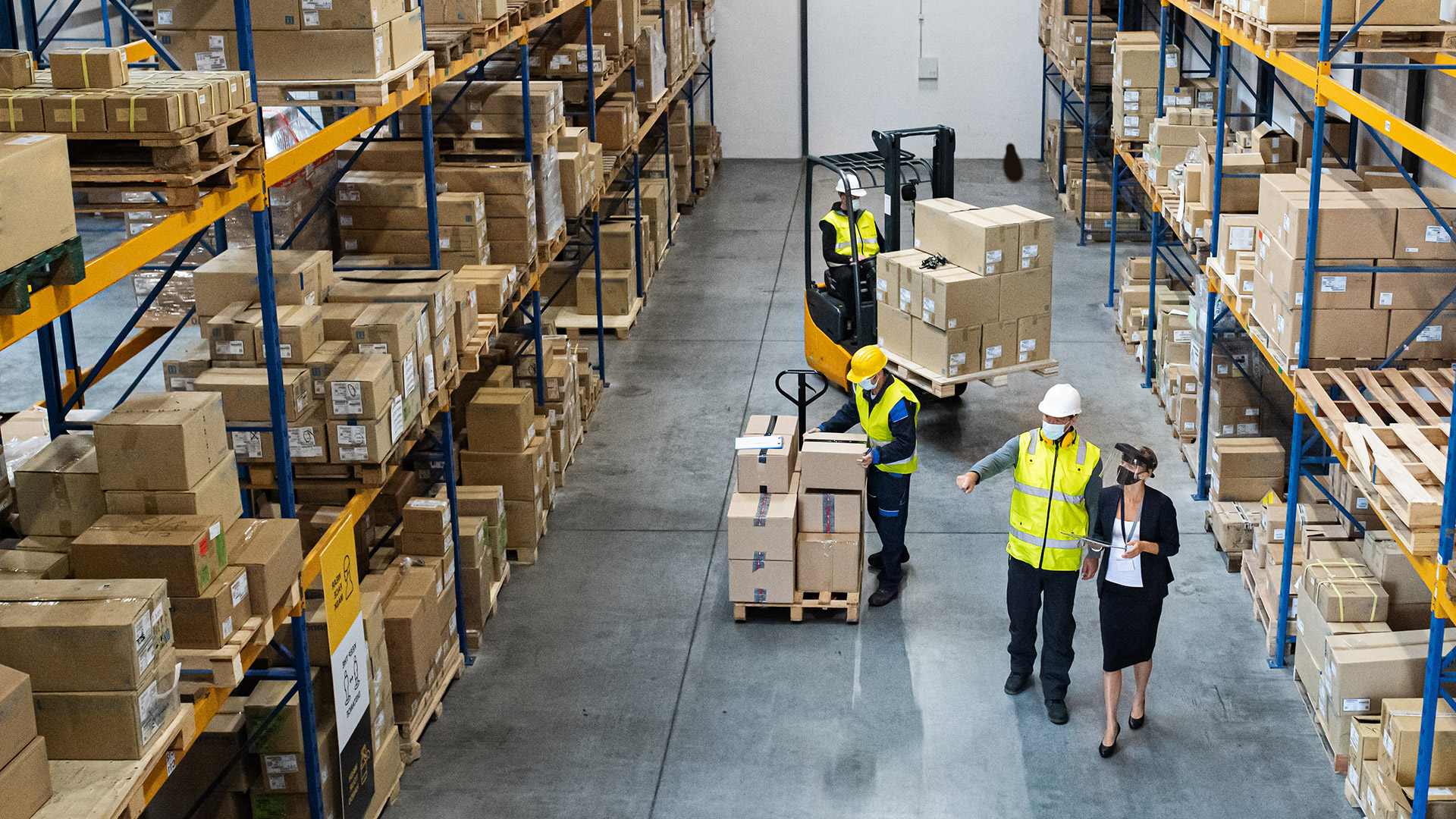 Hala magazynowa. Ludzie podczas pracy.