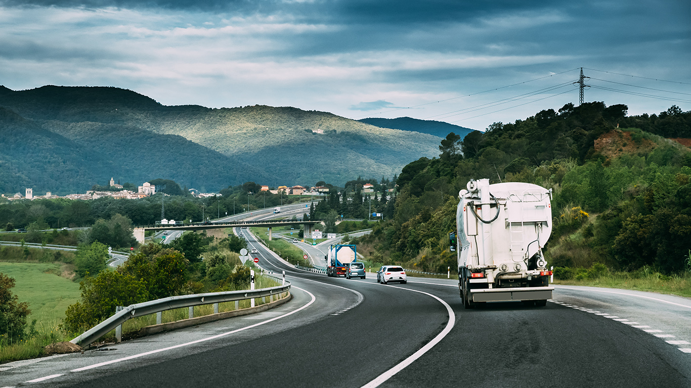 Widok na autostradę. Transport drogowy.