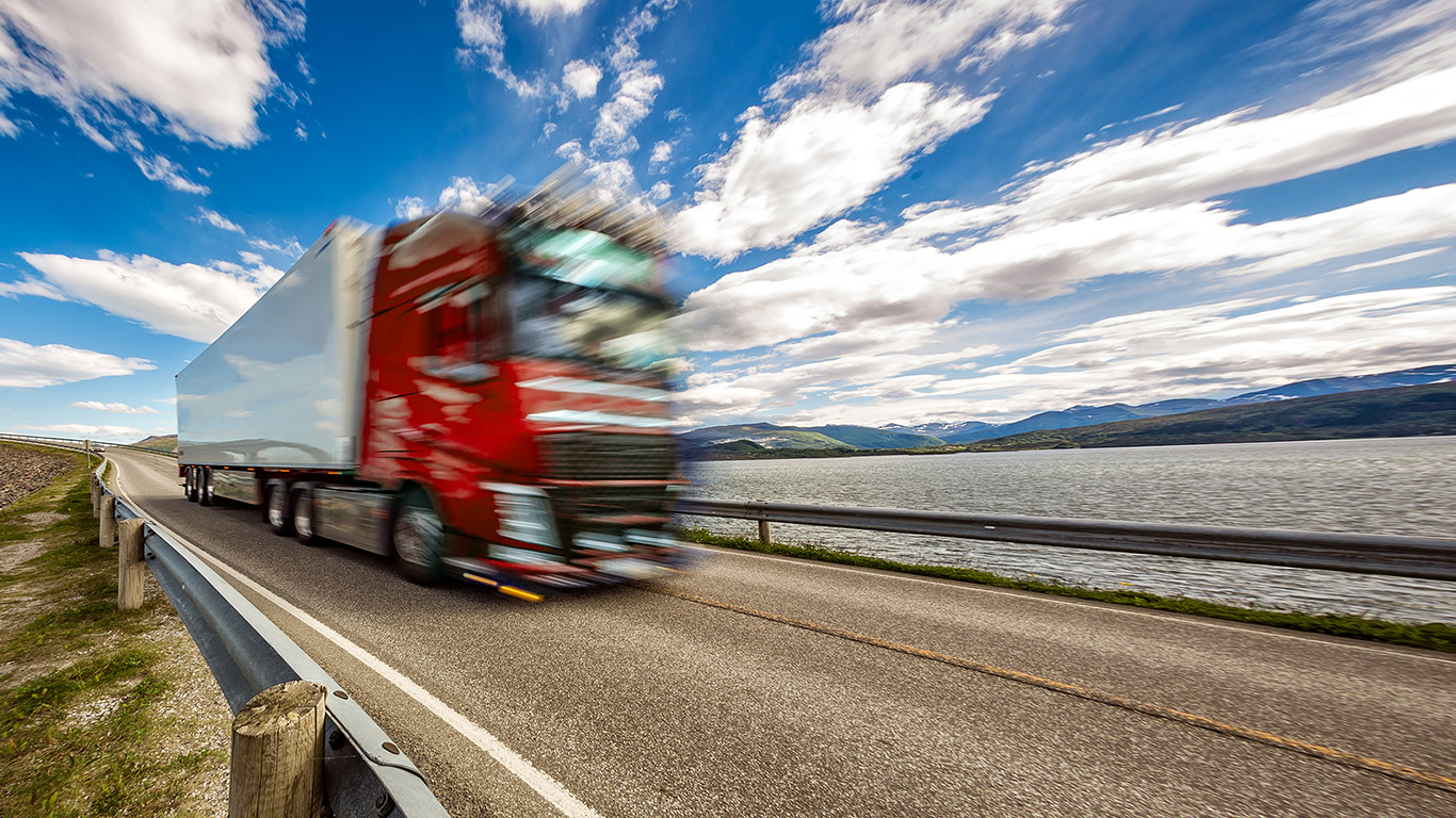 Czerwone auto ciężarowe podczas jazdy.