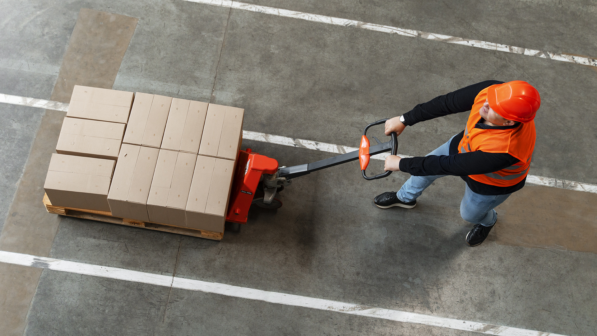 Mężczyzna z ręcznym wózkiem paletowym