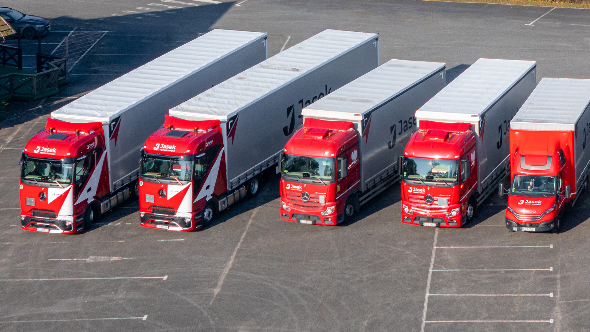 Flota pojazdów ciężarowych widziana z lotu ptaka.