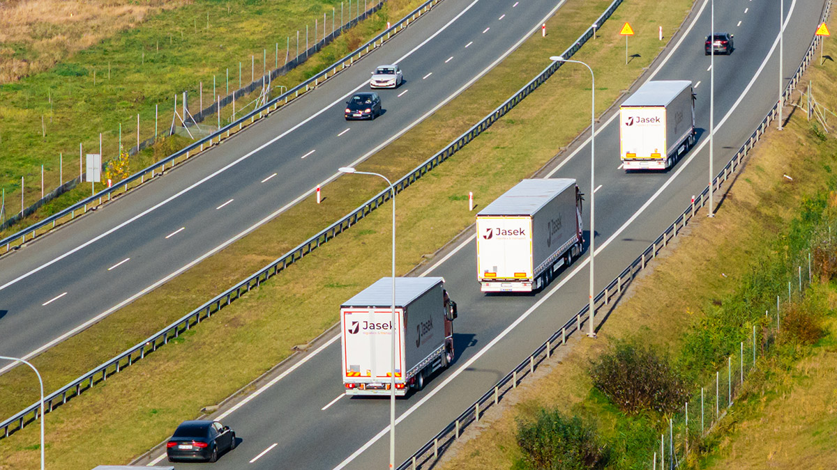Auta ciężarowe jadące autostradą.