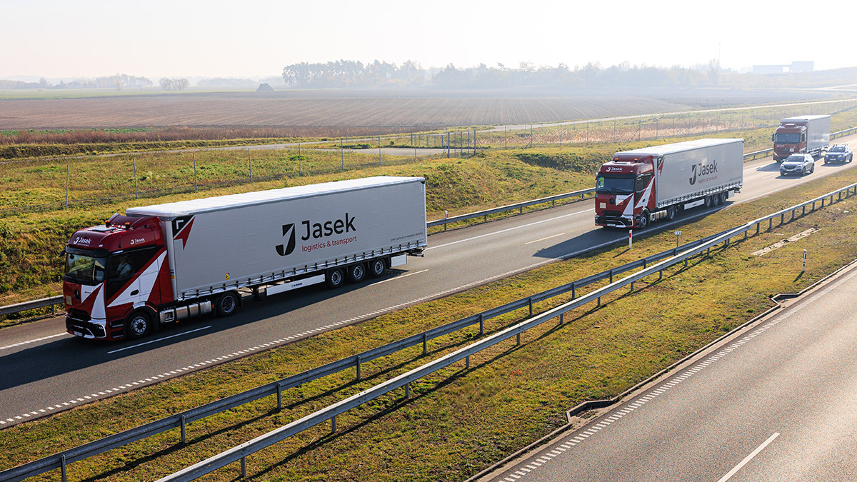Auta ciężarowe na autostradzie.